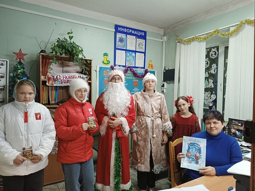 В Лухе Дед Мороз поздравляет тех, кто работает в праздники 